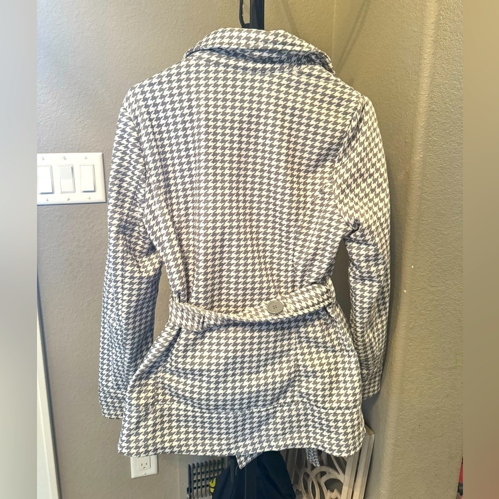Women’s J2 gray and white checkered button up coat - Picture 4 of 8